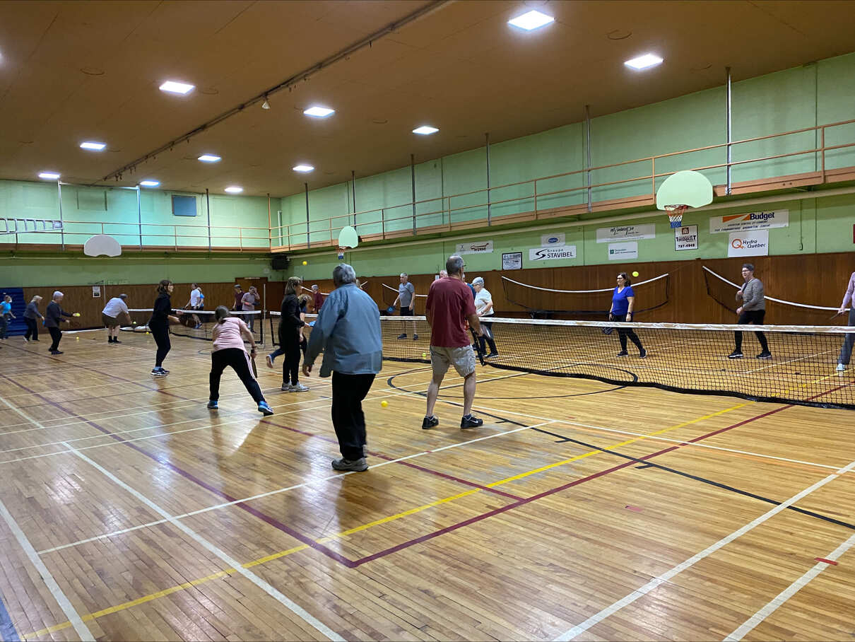 Jouez entre amis, en famille ou faites de nouvelles rencontres en jouant au Pickleball.